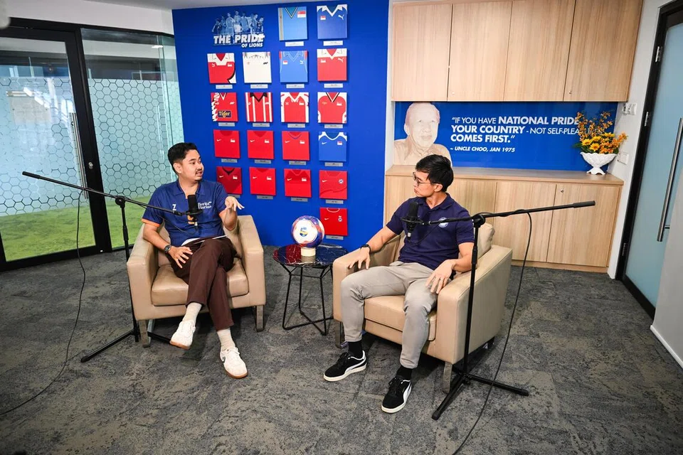 Gavin Lee bersama hos Kaki Bola; wartawan BH, Muhd Hazman Abdul Aziz (kiri).