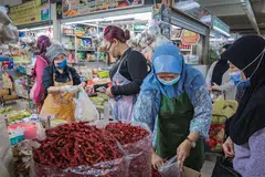 BARANG KERING: Pelanggan memilih cili kering di Pasar Geylang Serai semalam. Kenaikan harga makanan menjejas bukan sahaja makanan laut tetapi juga barangan kering seperti bawang merah, cili kering dan tepung gandum. - Foto BH oleh NUR DIYANA TAHA
