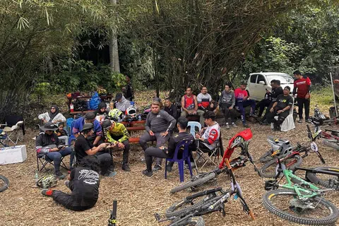 Para ibu, bapa, dan peserta yang sedang berehat selepas menyaksikan perlumbaan. Perlumbaan ‘Bukit Selantai Gravity Race’, yang berlangsung di Bukit Selantai, Mersing, Johor, itu terkenal dengan laluan curam, selekoh tajam, turunan teknikal, serta pelbagai halangan yang menguji kawalan dan kemahiran pelumba menuruni cerun.