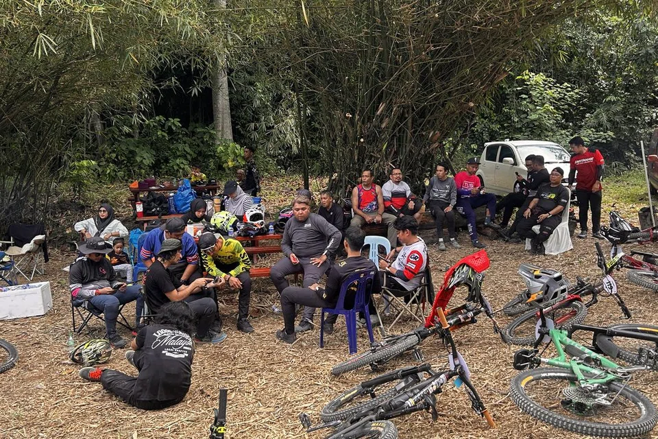 Para ibu, bapa, dan peserta yang sedang berehat selepas menyaksikan perlumbaan. Perlumbaan ‘Bukit Selantai Gravity Race’, yang berlangsung di Bukit Selantai, Mersing, Johor, itu terkenal dengan laluan curam, selekoh tajam, turunan teknikal, serta pelbagai halangan yang menguji kawalan dan kemahiran pelumba menuruni cerun.