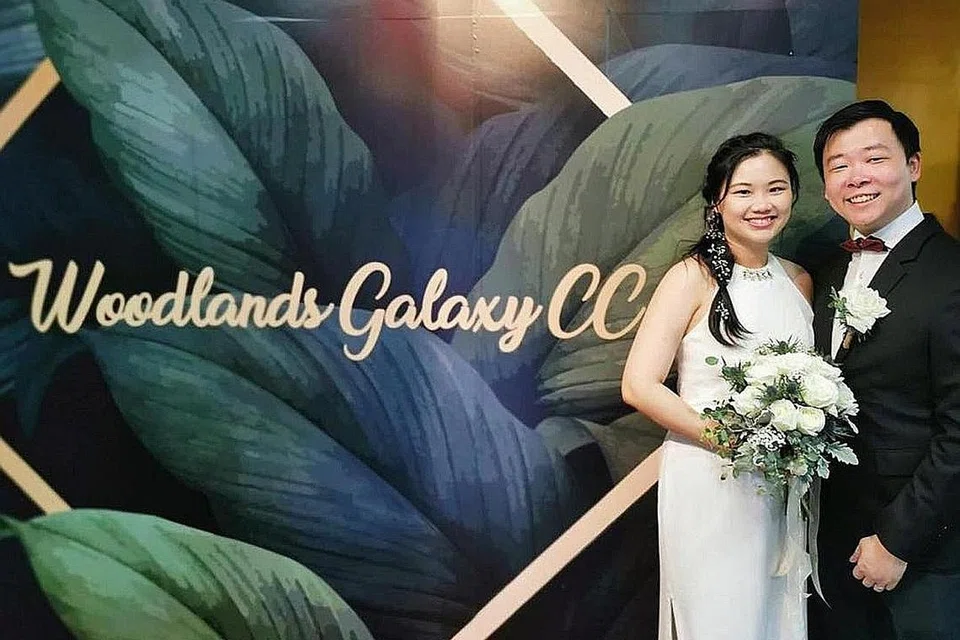 PERKAHWINAN DI CC: Pasangan Cik Kang Gui Ling dan Gerard Ong Zhenyi menyewa bilik acara di Kelab Masyarakat Woodlands Galaxy bagi majlis perkahwinan mereka, dan mendapati ia cukup luas untuk menampung tetamu daripada kedua-dua keluarga. - Foto-foto FACEBOOK PA