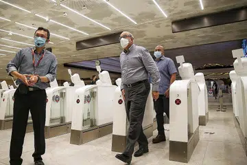 PERSIAPAN BUKA SEMULA: Encik Iswaran (tengah) berada di dewan imigresen Terminal 2 semasa lawatannya di Lapangan Terbang Changi semalam. - Foto BH oleh FELINE LIM