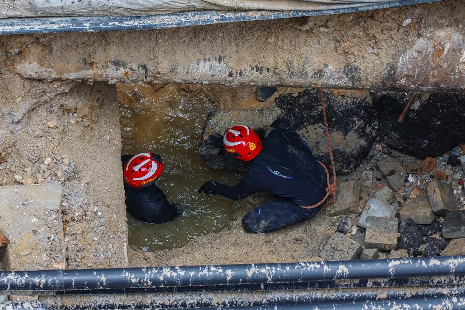 Anggota Jabatan Bomba dan Penyelamat Malaysia giat meneruskan operasi mencari dan menyelamat (SAR) warga India yang menjadi mangsa insiden tanah jerlus di Jalan Masjid India.