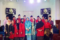 Gendang Akustika yang dipimpin, Syafiqah ’Adha Sallehin (barisan depan, empat dari kanan), gigih menceritakan pengalaman orang Singapura di tempat ikonik Singapura menerusi sajian lagu yang dijadikan ‘hadiah’ sempena Hari Kebangsaan Singapura pada 9 Ogos.