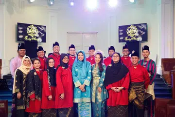 Gendang Akustika yang dipimpin, Syafiqah ’Adha Sallehin (barisan depan, empat dari kanan), gigih menceritakan pengalaman orang Singapura di tempat ikonik Singapura menerusi sajian lagu yang dijadikan ‘hadiah’ sempena Hari Kebangsaan Singapura pada 9 Ogos.