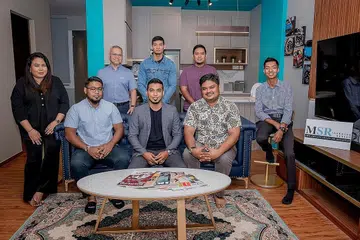 BERSAMA KE ARAH KEJAYAAN: (Barisan belakang dari kiri) Encik Anwar Asahak, Encik Syurahbil Md Noor, dan Encik Syahid Hosni. (Barisan hadapan dari kiri) Cik Nazira Nazri, Encik Syafiq Rohajat - pemilik MSR, Encik Muhammad Syahiran Rohajat, Encik Hafiz Iqbal (Fizzi), dan Encik Hassan Ulubateh. Gambar ini diambil pada 2019, sebelum Covid-19 melanda. - Foto BH oleh NUR DIYANA TAHA
