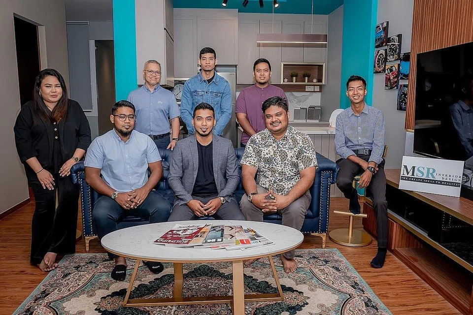 BERSAMA KE ARAH KEJAYAAN: (Barisan belakang dari kiri) Encik Anwar Asahak, Encik Syurahbil Md Noor, dan Encik Syahid Hosni. (Barisan hadapan dari kiri) Cik Nazira Nazri, Encik Syafiq Rohajat - pemilik MSR, Encik Muhammad Syahiran Rohajat, Encik Hafiz Iqbal (Fizzi), dan Encik Hassan Ulubateh. Gambar ini diambil pada 2019, sebelum Covid-19 melanda. - Foto BH oleh NUR DIYANA TAHA