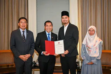 DAYA TAHAN: Presiden Perkemas, Ustaz Muhammad Hazman Abd Aziz (dua dari kanan), dan wakil siswi, Ustazah Nur Dinah Mohamadali (kanan), menerima Sijil Daya Tahan Covid-19 daripada Menteri di Pejabat Perdana Menteri, Dr Mohamad Maliki Osman (dua dari kiri). Turut bersama ialah Duta Besar Singapura ke Mesir, Encik Dominic Goh (kiri).