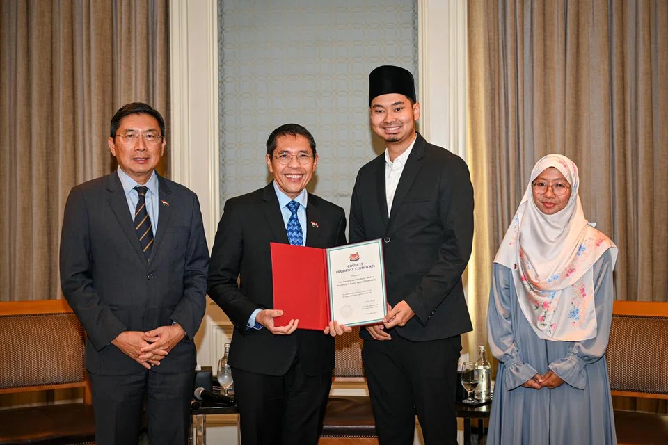 DAYA TAHAN: Presiden Perkemas, Ustaz Muhammad Hazman Abd Aziz (dua dari kanan), dan wakil siswi, Ustazah Nur Dinah Mohamadali (kanan), menerima Sijil Daya Tahan Covid-19 daripada Menteri di Pejabat Perdana Menteri, Dr Mohamad Maliki Osman (dua dari kiri). Turut bersama ialah Duta Besar Singapura ke Mesir, Encik Dominic Goh (kiri).