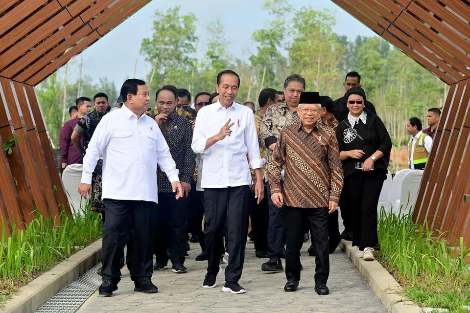 Presiden Indonesia Joko Widodo (tengah) bersama-sama dengan Naib Presiden, Encik Maruf Amin (kanan) dan Presiden Terpilih serta Menteri Pertahanan, Encik Prabowo Subianto (kiri)) sebelum mesyuarat Kabinet pertama mereka di istana presiden di ibu kota baru Nusantara di Kalimantan Timur, Indonesia, pada  12 Ogos.