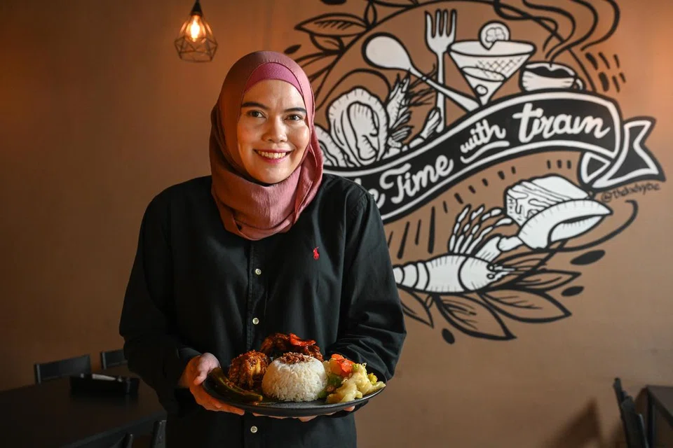 Pelanggan dapat berbuka dengan lauk berbeza setiap hari selama 20 hari. Antara hidangannya ialah nasi rawon, ayam masak merah dengan nasi tomato, dan sambal kerang dengan bendi belacan. 
