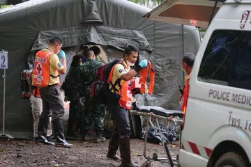 OPERASI MENYELAMAT: Pegawai tentera dan polis di khemah kuarantin di kawasan gua Tham Luang pada 8 Julai 2018 selepas penyelam berjaya menyelamatkan beberapa kanak-kanak lelaki daripada gua tersebut.