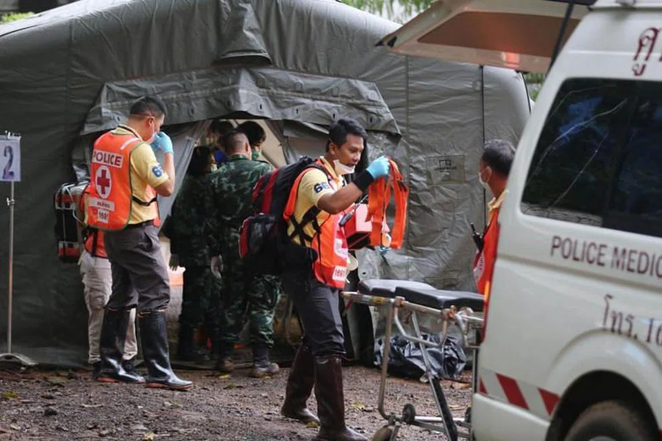 OPERASI MENYELAMAT: Pegawai tentera dan polis di khemah kuarantin di kawasan gua Tham Luang pada 8 Julai 2018 selepas penyelam berjaya menyelamatkan beberapa kanak-kanak lelaki daripada gua tersebut.