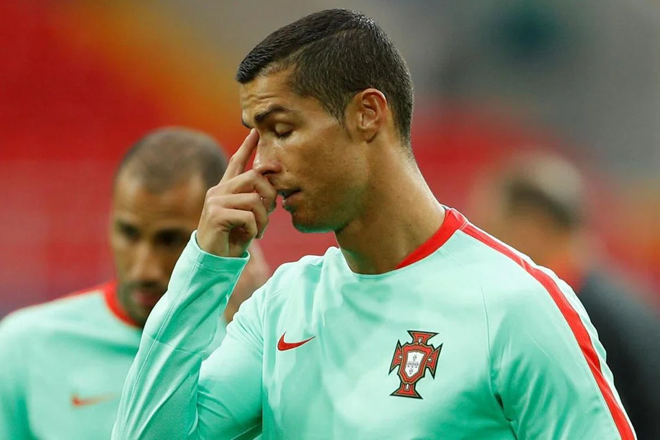 CRISTIANO RONALDO: Bintang Real Madrid ini diminta hadir di mahkamah selepas didakwa elak bayar cukai sebanyak 14.7 juta euro. Beliau mengancam akan meninggalkan Real menyusuli isu cukai itu. - Foto REUTERS