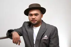 Walaupun beberapa kali cuba menyanyikan lagu yang luar daripada zon keselesaannya seperti  ‘Sejarah Mungkin Berulang’ (nyanyian asal New Boyz), ‘Di Matamu (nyanyian asal Sufian Suhaimi) dan ‘Seribu Tahun’ (nyanyian asal Imran Ajmain), Farras Qushayyi, 28 tahun, dapati usaha beliau itu masih tidak dapat dihargai oleh segelintir orang.