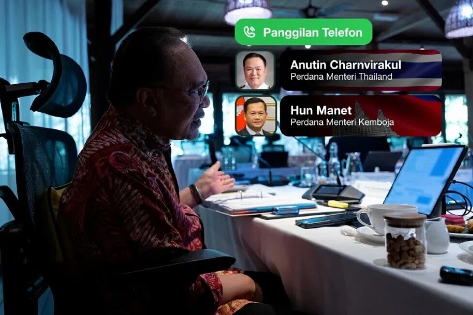 Perdana Menteri Malaysia, Datuk Seri Anwar Ibrahim (kiri), dalam panggilan telefon bersama rakan sejawatnya dari Thailand, Encik Anutin Charnvirakul, dan Encik Hun Manet, dari Kemboja, pada 13 Disember, menyampaikan gesaan agar menghentikan permusuhan. 