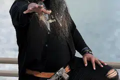 REBUT PELUANG RAKAM LAGU: Roker Singapura, Suri, yang sebelum ini tidak berkesempatan membangun kerjaya nyanyiannya kerana komitmen kerja bersyukur diberi peluang merakam lagu 'Dikejar Masa'. - Foto BH oleh KHALID BABA