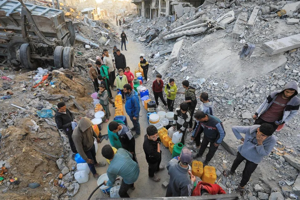 Penduduk Palestin mengisi bekas dengan air di tengah-tengah gencatan senjata antara Israel dengan Hamas di kem pelarian Jabalia, utara Semenanjung Gaza, pada 4 Februari.