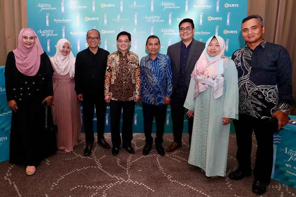 BERSAMA PASUKAN BH: Encik Heng Swee Keat meluangkan waktu untuk bergambar bersama-sama pasukan Berita Harian yang diketuai oleh Editornya, Encik Saat A. Rahman (empat dari kanan). - Foto FACEBOOK DPM HENG SWEE KEAT