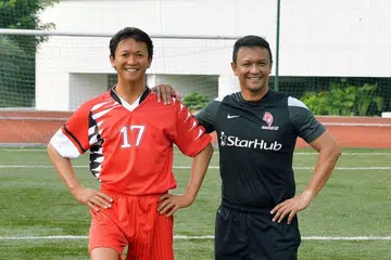Legenda bola sepak Singapura, Fandi Ahmad (kanan), bersama patung lilinnya pada 2014.
