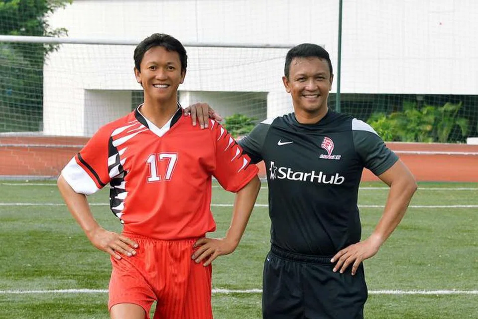 Legenda bola sepak Singapura, Fandi Ahmad (kanan), bersama patung lilinnya pada 2014.