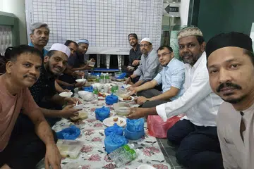 Meskipun kerja peningkatan masih berlangsung pada Ramadan 2023, sokongan jemaah untuk berbuka puasa bersama Pengerusi Masjid Jamae Chulia, Encik Rasheed Zaman (kanan), tetap meriah. 