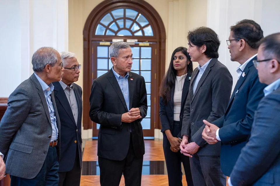 (Dari kiri) Menteri Pembangunan Sosial dan Keluarga, Encik Masagos Zulkifli Masagos Mohamad; wakil bukan bermastautin Singapura ke Palestin, Encik Hawazi Daipi; Menteri Ehwal Luar, Dr Vivian Balakrishnan berbincang bersama para wakil badan bukan mencari keuntungan dan kemanusiaan Unicef dan RLAF yang hadir dalam majlis penyerahan cek di pejabat Kementerian Ehwal Luar pada 1 November.