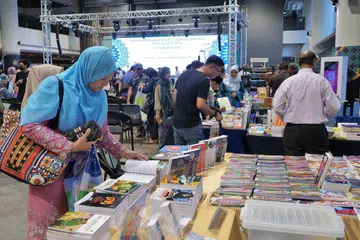 PUPUK MINAT MEMBACA: Bertemakan ‘Menimba Ilmu. Menebar Bakat’, Pesta Buku Melayu Singapura mahu memupuk minat membaca karya-karya Melayu dalam kalangan remaja selain mencungkil bakat muda dalam dunia kesusasteraan Melayu.