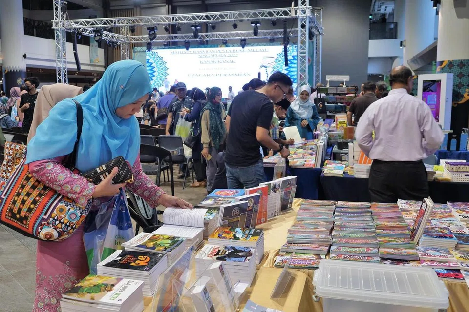 PUPUK MINAT MEMBACA: Bertemakan ‘Menimba Ilmu. Menebar Bakat’, Pesta Buku Melayu Singapura mahu memupuk minat membaca karya-karya Melayu dalam kalangan remaja selain mencungkil bakat muda dalam dunia kesusasteraan Melayu.