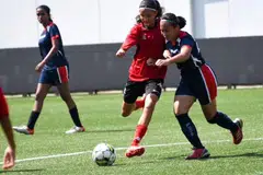 Liyana Indah Rickit (dua dari kanan) merupakan pemain bahagian tengah dalam pasukan  bola sepak Sekolah Menengah Meridian.
