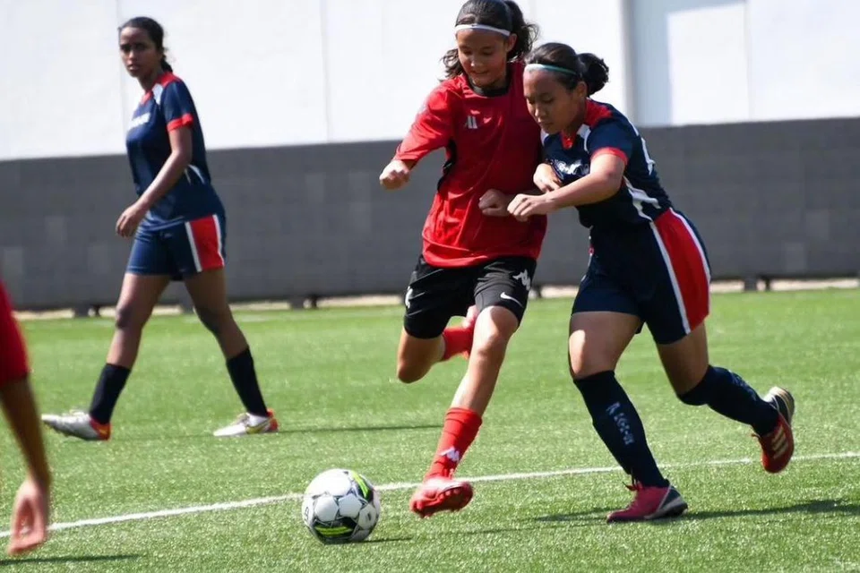 Liyana Indah Rickit (dua dari kanan) merupakan pemain bahagian tengah dalam pasukan  bola sepak Sekolah Menengah Meridian.