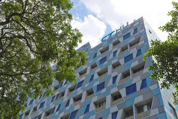 PEMERIKSAAN LEBIH KETAT: Bahagian luaran dinding bangunan CT HUB di Kallang Avenue yang diselaputi pelapis ini antara contoh langkah Pasukan Pertahanan Awam Singapura (SCDF) meningkatkan pengawalseliaan untuk pelapis dinding di bangunan-bangunan demi mencegah kebakaran. - Foto BH oleh TIMOTHY DAVID