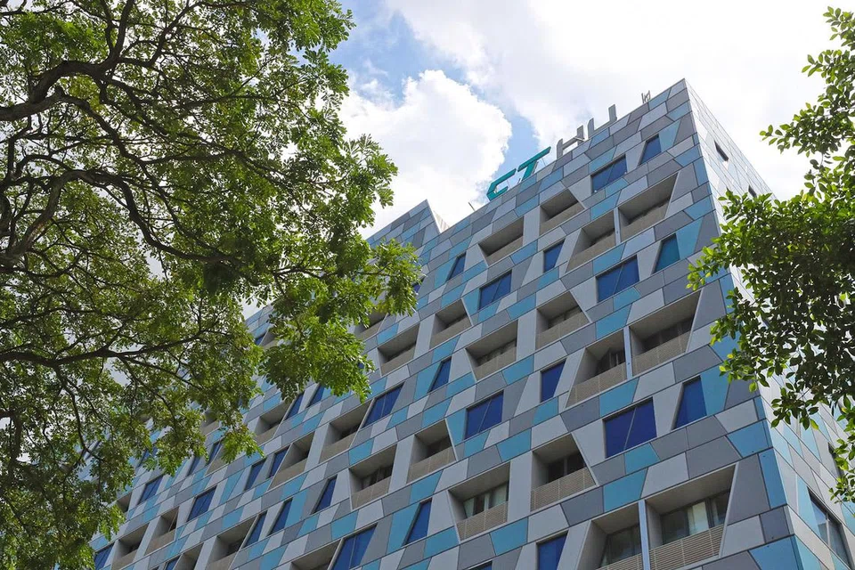 PEMERIKSAAN LEBIH KETAT: Bahagian luaran dinding bangunan CT HUB di Kallang Avenue yang diselaputi pelapis ini antara contoh langkah Pasukan Pertahanan Awam Singapura (SCDF) meningkatkan pengawalseliaan untuk pelapis dinding di bangunan-bangunan demi mencegah kebakaran. - Foto BH oleh TIMOTHY DAVID