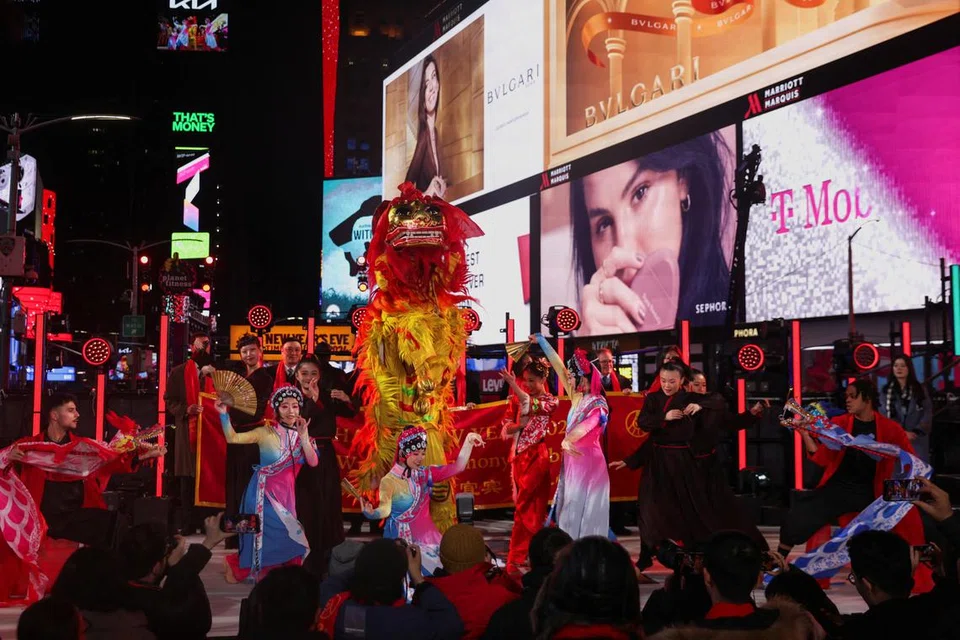SERATA DUNIA: Tahun Baru Cina disambut di serata dunia, termasuk negara-negara Barat juga. Persembahan Kebudayaan Cina diadakan semasa perayaan Malam Tahun Baru Cina di New York City, Amerika Syarikat.
