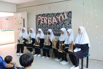 CERDIK SERTA BERBAKAT: Pelajar daripada Persatuan Bahasa Melayu Al-Ma’arif (Perbayu) menghiburkan para pengunjung dengan permainan angklung sempena Pesta Pembelajaran Ma’arif  yang berlangsung pada September 2023. 