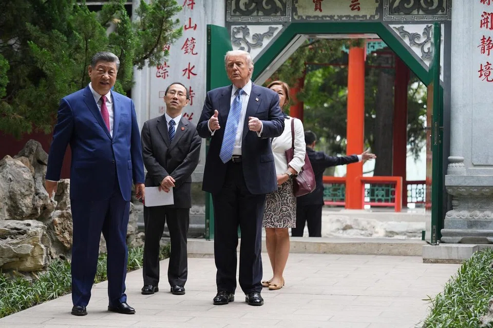 Presiden Donald Trump berjalan bersama PresidenXi Jinping di kompleks kepimpinan Zhongnanhai di Beijing pada 15 Mei 2026.