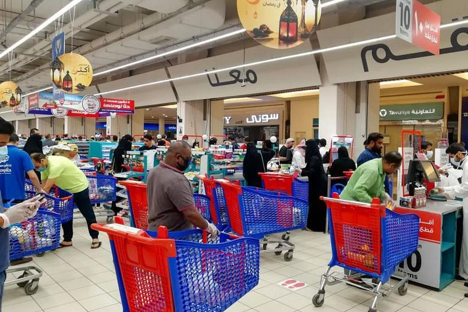 DAPATKAN KEPERLUAN: Pelanggan beratur di sebuah pasar raya di Kahirah, ibu kota Mesir. 