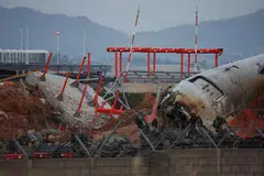 Serpihan nahas pesawat Jeju Air di Lapangan Terbang Antarabangsa Muan, di Korea Selatan, pada 30 Disember 2024. 