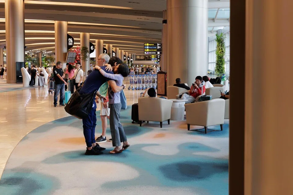 Pemain pertahanan Singa, Jacob Mahler (kiri, memeluk ibu), memberi penghargaan kepada ibu bapanya atas sokongan yang telah diberi kepadanya sepanjang kerjaya bola sepaknya. Gambar ini diambil ketika pasukan Singapura berada di Lapangan Terbang Changi, sebelum berangkat ke Vietnam pada Julai lalu.