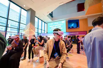 Peserta yang hadir di Persidangan Masyarakat Gemilang mengenakan alat mendengar realiti maya (VR), melibatkan diri dalam temu bual maya daripada pelbagai sektor dan mengasah kemahiran temu ramah dalam sekitaran realistik. (Foto sisipan) Encik Muhammad Arif Abdul Rahman daripada sektor teknologi kewangan adalah antara peserta sidang.