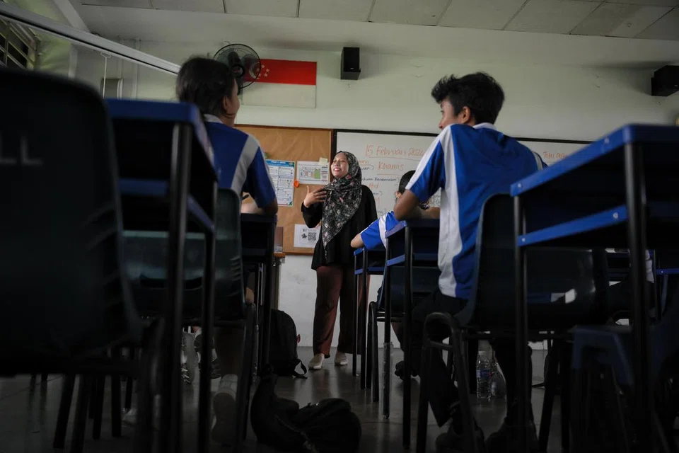 LALUI PENGALAMAN SIMULASI: Pelajar Sekolah Menengah Jurong West tetap meneruskan pelajaran meskipun dalam suasana malap dan panas ketika melalui simulasi kuasa elektrik ‘terputus’ sempena Hari Pertahanan Mutlak pada 15 Februari 2024.