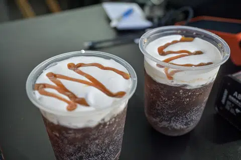 Minuman soda ‘butterscotch’ ($7), yang juga dikenali sebagai ‘butter beer’ boleh didapati di Burgers & Woks, di deretan luar Masjid Sultan. 