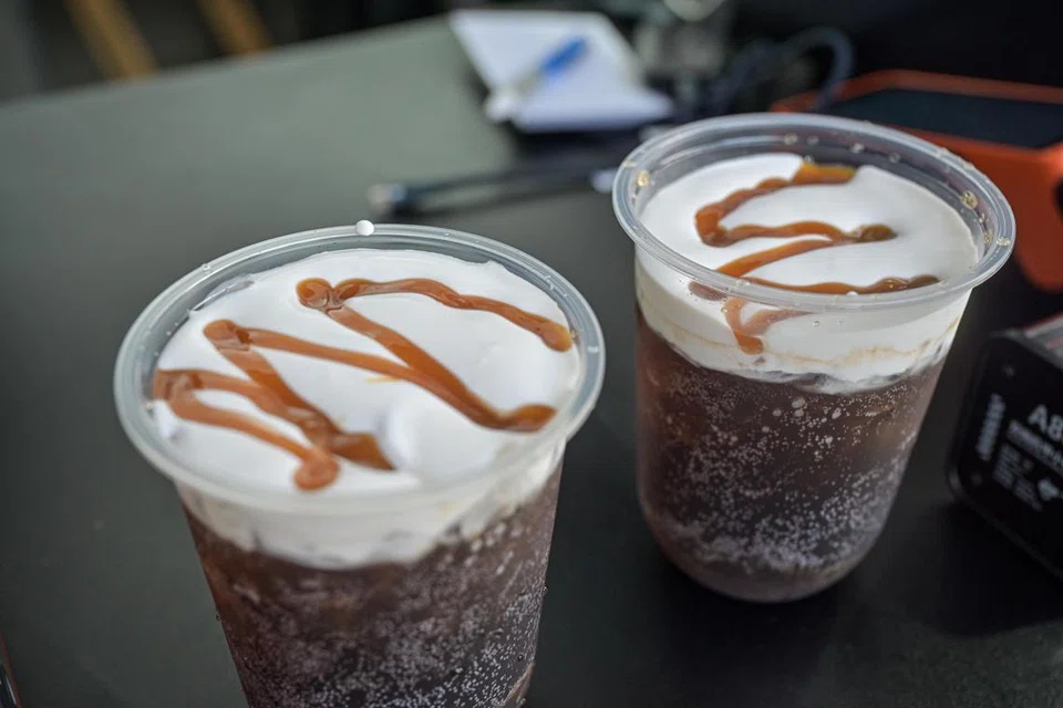 Minuman soda ‘butterscotch’ ($7), yang juga dikenali sebagai ‘butter beer’ boleh didapati di Burgers & Woks, di deretan luar Masjid Sultan. 