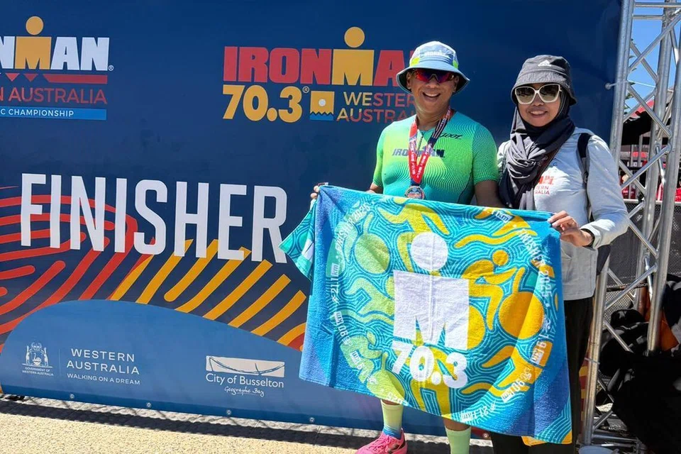 Antara sokongan utama Encik Shamsuri A Rahman ialah isterinya, Cik Norlinda Dasuni (kanan), yang turut menemaninya ke Australia dan juga sering menjadi teman lariannya ketika beliau berlatih.