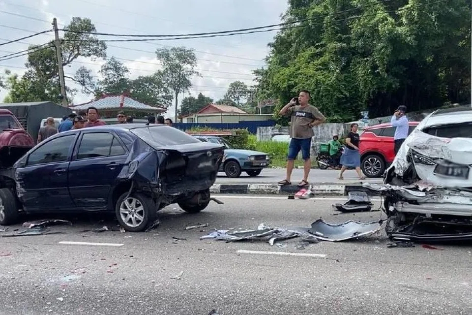 Antara 11 kenderaan yang terbabit dalam kemalangan di satu persimpangan lampu isyarat di Batu Pahat melibatkan sebuah bas yang mengalami brek rosak.