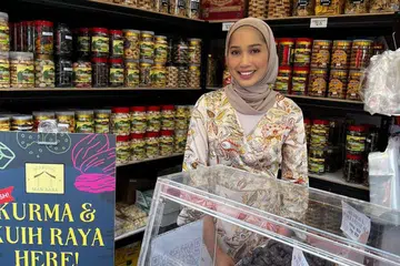 Peniaga Warung Man Baba, Cik Tiara Skadiang, bekerjasama dengan Papa Ayam dengan menyediakan kerepek pisang tanduk dan keropok lekor. 