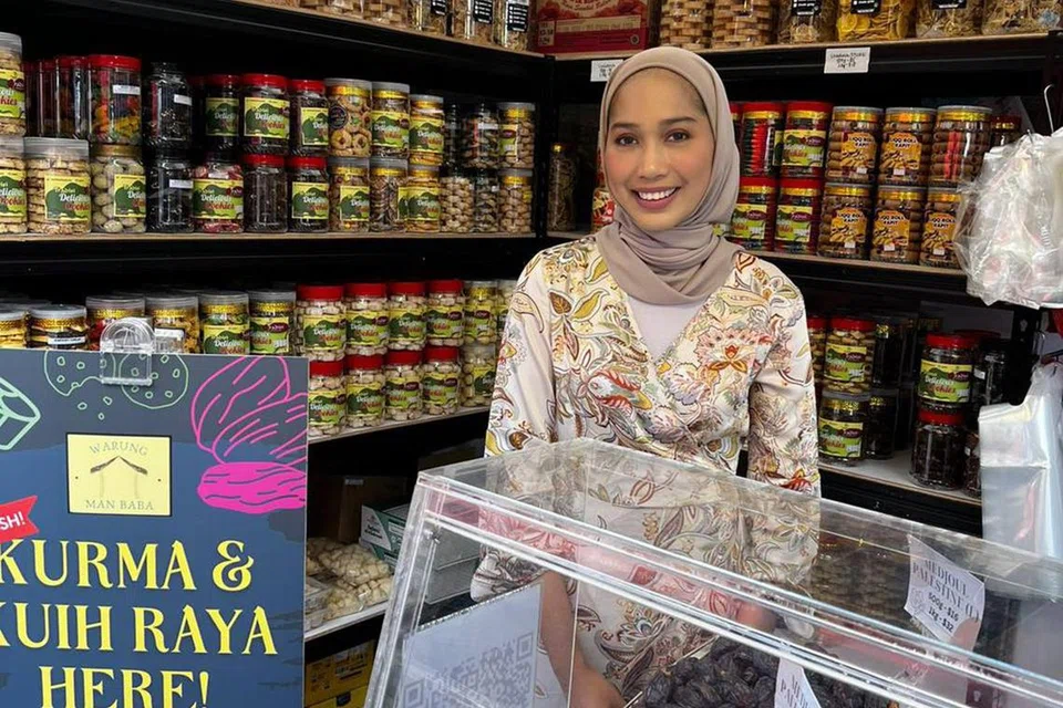 Peniaga Warung Man Baba, Cik Tiara Skadiang, bekerjasama dengan Papa Ayam dengan menyediakan kerepek pisang tanduk dan keropok lekor. 