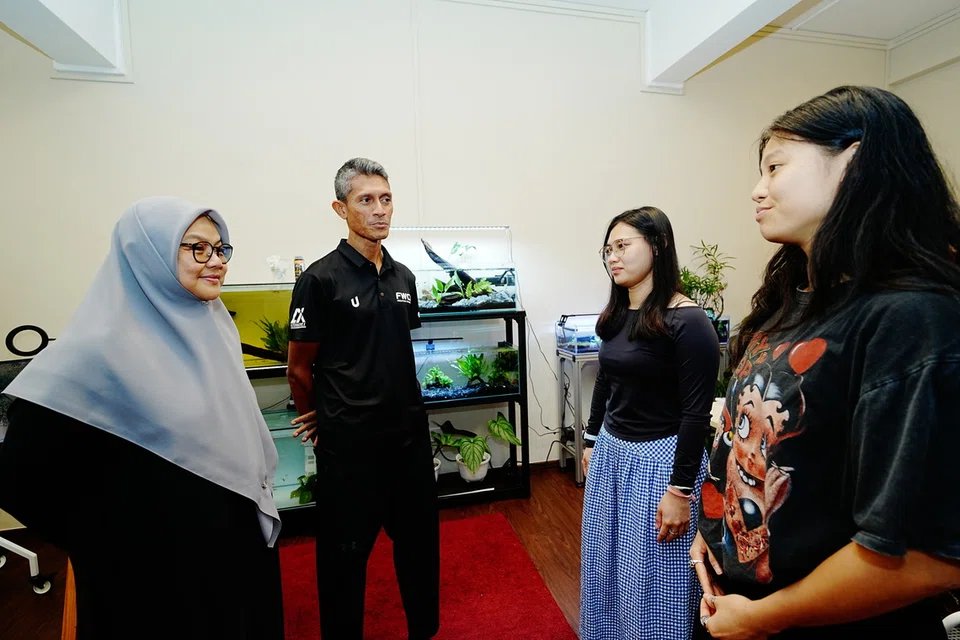 Pengarah Pengasas Alternative.Minds, Cik Maimunah Mosli (kiri) dan pengasas Fabian Williams Coaching Concepts (FWCC) dan Movement Mechanics, Encik Fabian Williams (dua dari kiri) berinteraksi dengan pengguna ruang Alternative X yang terletak di 7 Jalan Saudara Ku pada 9 Oktober.