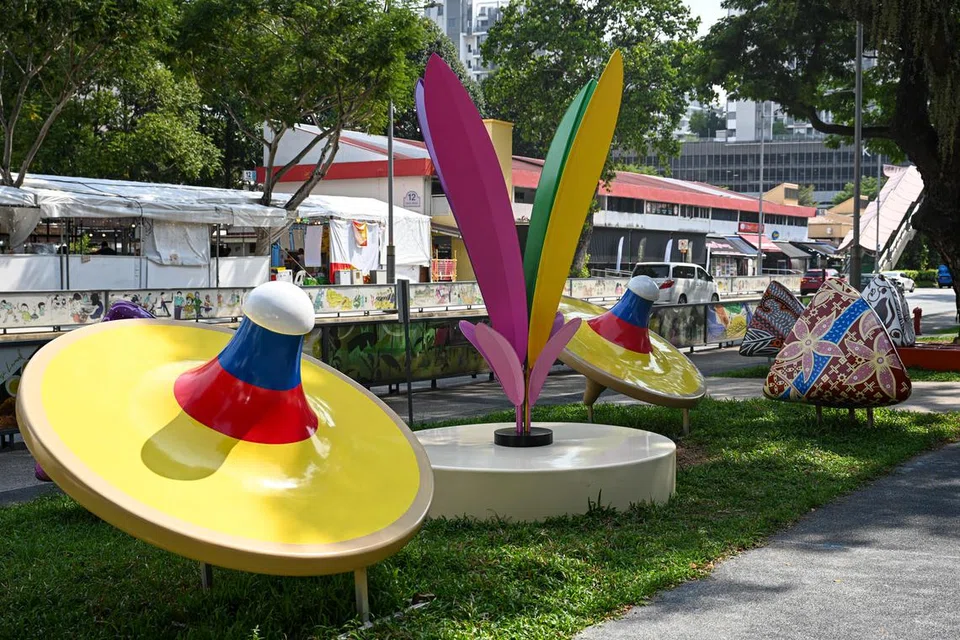 Pemasangan seni budaya Melayu di sepanjang Wisma Geylang Serai. 