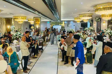 Para tetamu dihiburkan dengan pelbagai acara serta jamuan yang disajikan.